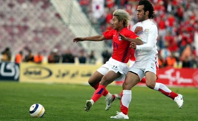 이천수와 몸싸움하는 알리 카리미(오른쪽) 사진은 2016년 테헤란 아자디 경기장에서 열린 한국과 이란 축구 대표팀 경기. 테헤란=연합뉴스