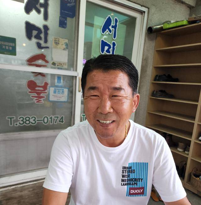 오상경 서민갈비 사장이 식당 앞에서 포즈를 취하고 있다. 오 사장은 군위에서 태어나 젊은 시절 대구에서 사업을 하다 2012년 어머니가 국밥집을 운영하던 군위전통시장으로 돌아왔다. 김민규 기자