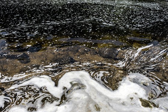 미국 미시간 주 워츠스미스 공군기지 인근에서 발견된 거품. 과불화화합물이 포함된 이 거품이 댐으로 유입되면서 문제가 됐다. 2018년 6월에 촬영된 사진이다. AP=연합뉴스