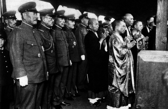 1935년 10월, ‘일본불교종파연합’ 대표단 환영식에 참모들을 대동하고 참석한 관동군사령관(앞줄 왼쪽 셋째). [사진 김명호]
