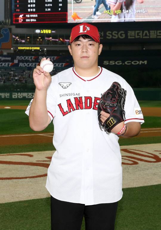 SSG의 1라운드 신인선수인 이로운이 30일 인천SSG랜더스필드에서 열린 키움와의 홈경기를 앞두고 시구에 앞서 포즈를 취하고 있다.