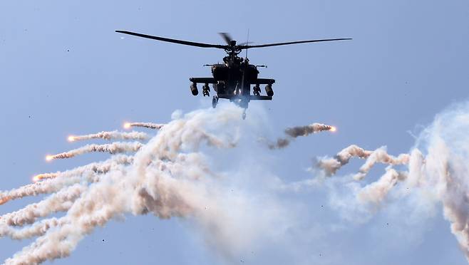 국방부는 1일 충남 계룡대 대연병장에서 제74주년 국군의 날 기념행사를 개최했다. 아파치헬기가 국군의 날 미디어데이 행사에서 기동시범을 보이고 있다. [연합]