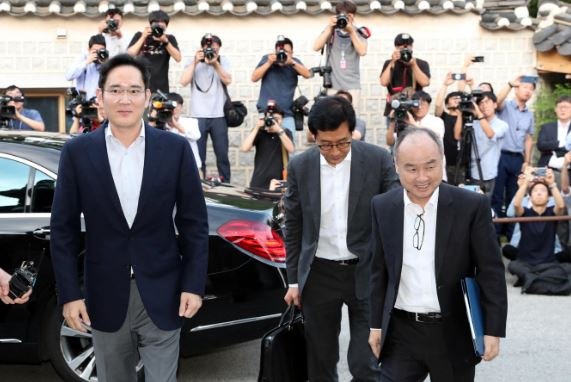 2019년 7월 이재용 삼성전자 부회장(왼쪽)과 손정의 일본 소프트뱅크 회장이 만나는 모습.
