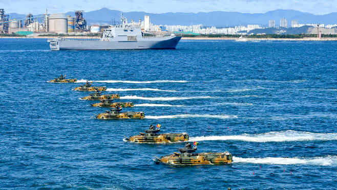 지난해 경북 포항 영일만에서 열린 국군의 날 기념행사에서 해안으로 돌격하는 해병대 상륙돌격장갑차들. 국방부 제공