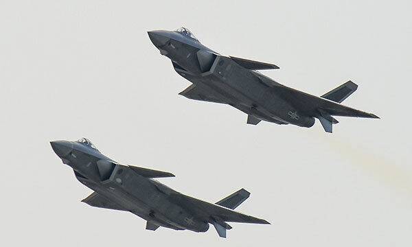 중국 공군 J-20 스텔스 전투기 편대가 비행을 하고 있다. AP통신