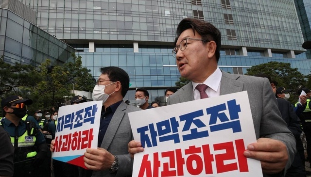 권성동 국민의힘 의원(오른쪽). 연합뉴스
