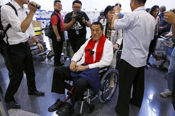 1일 세상을 떠난 일본 레슬링계의 대부 안토니오 이노키가 2018년 9월 7일 북한으로 떠나는 여객기 환승을 위해 홍콩 공항에서 휠체어에 앉은 채로 이동하고 있다.AP 자료사진 연합뉴스