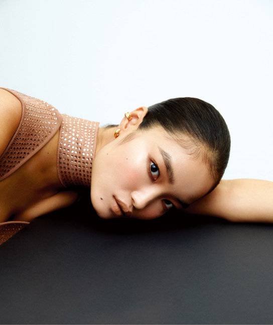 컷아웃 터틀넥 드레스와 이어 커프 모두 스타일리스트 소장품. 골드 후프 이어링 넘버링.