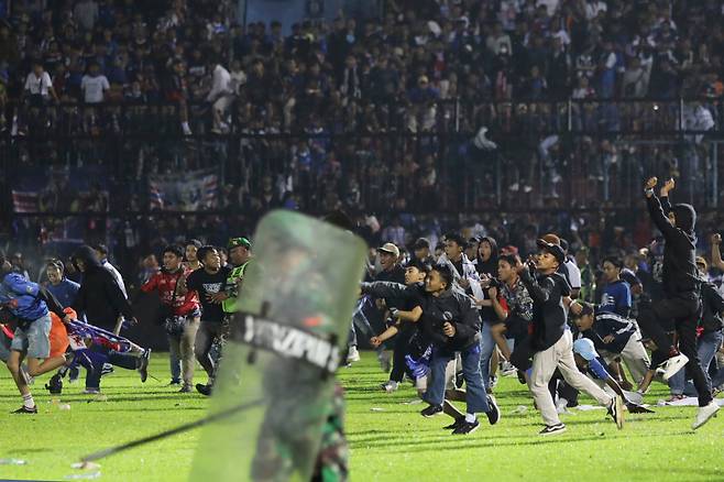 2일(현지시각)인도네시아 자바 지역의 축구경기장에서 관중 수천 명이 축구경기장에 난입했다. 경찰이 최루탄을 쏘았고, 경기장을 빠져나가려는 관중이 몰리며 대규모 사상자가 발생했다./AP연합뉴스