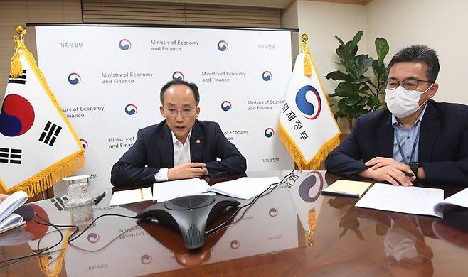 추경호 부총리 겸 기획재정부 장관이 9월 30일 저녁 서울 종로구 정부서울청사에서 재닛 옐런 미국 재무장관과 글로벌 경제상황, 외환시장, 전기차 세액공제 등을 논의하기 위해 컨퍼런스콜을 하고 있다. 기재부 제공