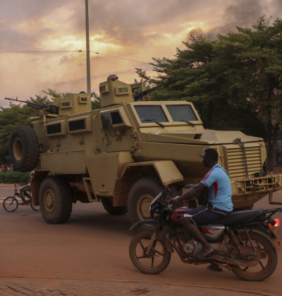 8개월 만에 또다시 군사 쿠데타가 일어난 서아프리카 부르키나파소에서 1일(현지시간) 무장한 장갑차가 거리를 지나가고 있다. 와가두구 | EPA연합뉴스