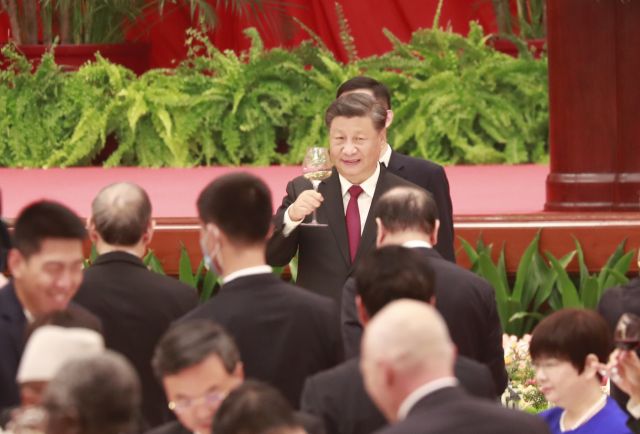 시진핑 중국 국가주석이 지난 30일 베이징 인민대회당에서 열린 국경절 기념 행사에서 중화인민공화국 성립 73주년을 축하하며 건배하고 있다. 연합뉴스