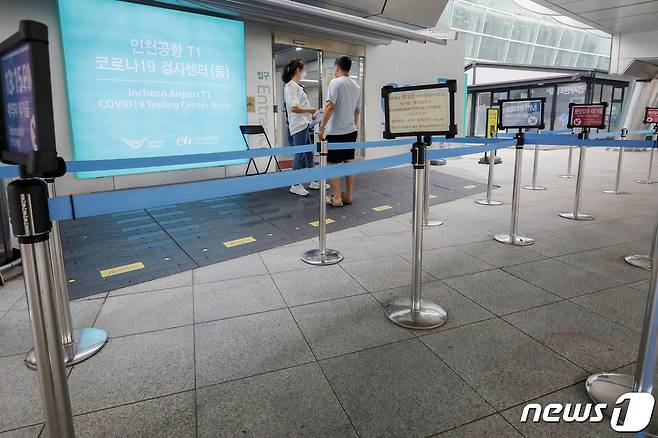 해외에서 국내로 온 입국자가 받아야 하는 신종 코로나비이러스 감염증(코로나19) 유전자 증폭(PCR) 검사가 지난 1일 0시부로 폐지됐다. 지난 9월 3일 입국 전 출발국 현지에서 음성확인서를 받아 입국시 제출해야 하는 의무가 사라진 데 이어 입국 후 PCR 검사까지 폐지되면서 해외여행시 부과되는 방역수칙이 모두 사라지게 됐다. 지난 2일 인천국제공항 제1여객터미널 코로나19 검사센터가 한산한 모습을 보이고 있다. 2022.10.2/뉴스1 ⓒ News1 민경석 기자