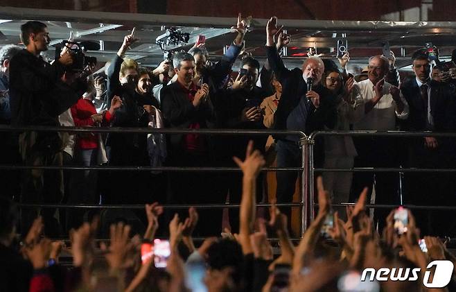 2일(현지시간) 루이스 이나시우 룰라 다 실바 브라질 전 대통령이 상파울루에서 지지자들에게 연설하고 있다. 2022. 10. 2. ⓒ 로이터=뉴스1 ⓒ News1 최서윤 기자