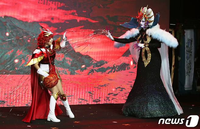 3일 경기 부천시 한국만화박물관 영상실에서 경기국제코스프레 페스티벌 챔피언십 결승전이 진행되고 있다. 이번 결승전에는 네덜란드, 대만, 멕시코, 미국, 싱가포르, 스페인, 사우디아라비아 등 국내외 14개국 15개 팀 27명이 참가했다. 2022.10.3/뉴스1 ⓒ News1 정진욱 기자