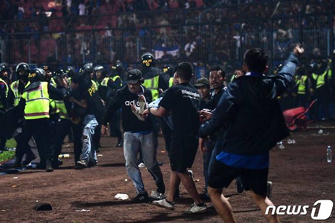 (2일) 사우디아라비아 축구에서 경기에서 패배한 팀 팬들이 경기장에 난입, 경찰이 이를 진압하기 위해 최루탄을 발사하는 과정에서 129명이 숨지고 180여명의 부상자가 나왔다. ⓒ AFP=뉴스1 ⓒ News1 이유진 기자