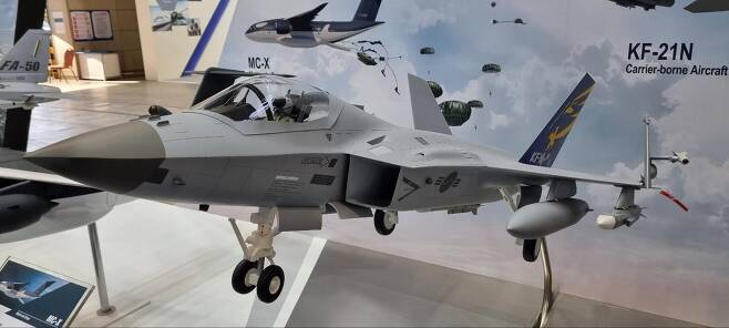 한국항공우주산업(KAI)이 9월21일 대한민국방위산업전에서 공개한 KF-21의 함재기 모델 KF-21N. 동체 앞부분 아래에 사출기 견인 장치가 달려 있다. /연합뉴스