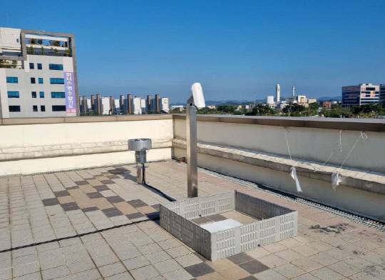 예산군이 삽교읍 내포출장소에 강우(적설)량계를 설치했다.사진=예산군 제공