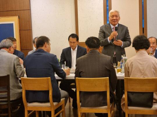 서산포럼은 지난달 30일 가야관에서 이완섭 시장 초청 간담회를 열어, '서산의 새로운 동력 창출 방안' 주제 토론을 했다.