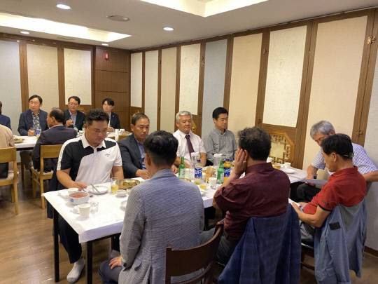 서산포럼은 지난달 30일 가야관에서 이완섭 시장 초청 간담회를 열어, '서산의 새로운 동력 창출 방안' 주제 토론을 했다.