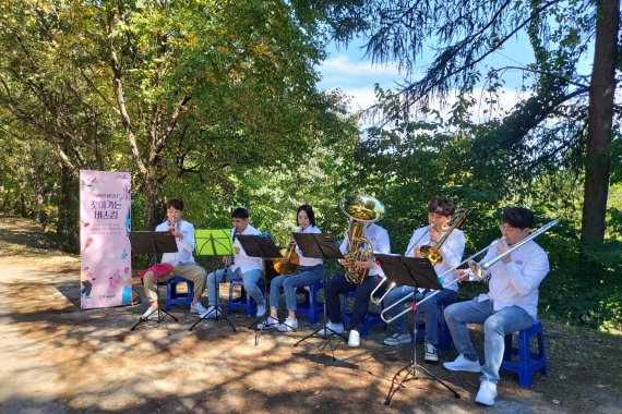 지난 1일 강원 정선 '민둥산 은빛 억새 축제'에서 '하이원 하모니'가 지역주민에게 아름다운 추억을 선물하고 있다. 강원랜드 제공