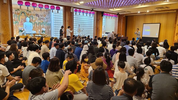 10월 1일 강화도 전등사 무설전 법당에서 최태성 강사 초청 역사강좌가 열리고 있다. 김경애 기자