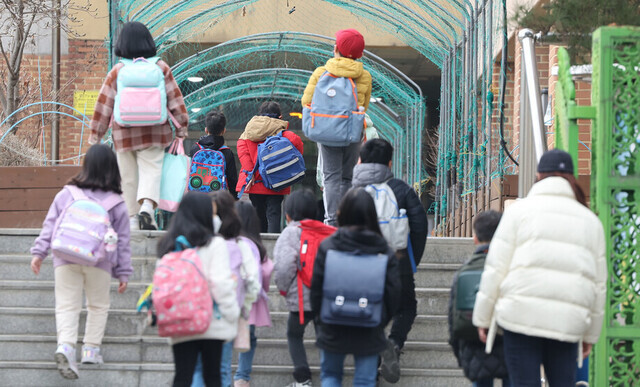 지난 3월 11일 오전 서울의 한 초등학교에서 학생들이 등교하고 있다. 연합뉴스