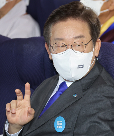 이재명 더불어민주당 대표가 3일 정부서울청사에서 열린 개천절 경축식에서 참석자와 이야기하고 있다. 연합뉴스