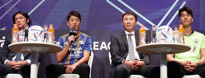울산 현대 이청용(왼쪽 두번째)이 지난달 28일 서울 마포구 누리꿈스퀘어에서 열린 하나원큐 K리그1 2022 파이널라운드 미디어데이에서 취재진의 질문에 답하고 있다. 프로축구연맹 제공