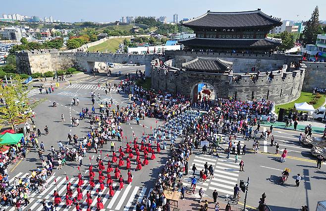 A scene from a previous reenactment of King Jeongjo’s Royal Parade (Suwon City)