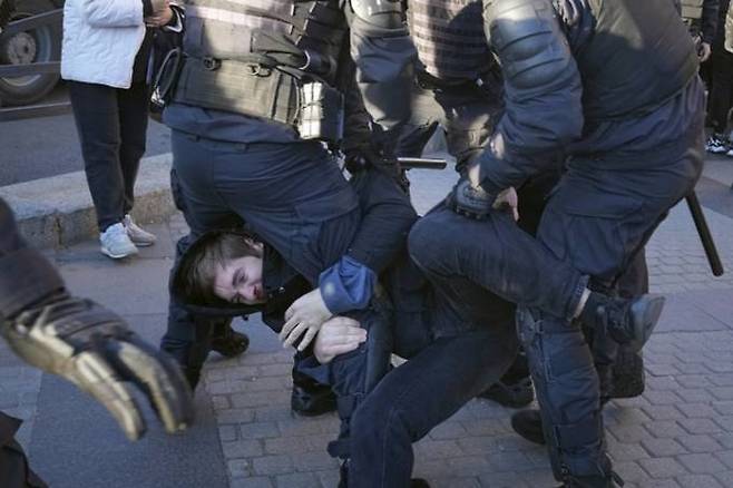 러시아 정부 동원령에 거부하는 청년이 경찰에 제압당하고 있다. AP 연합뉴스