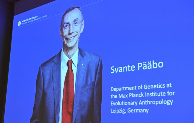 2022 노벨 생리의학상을 수상한 스웨덴 유전학자 스반테 페보의 모습이 스크린에 띄워져 있다. AFP 연합뉴스