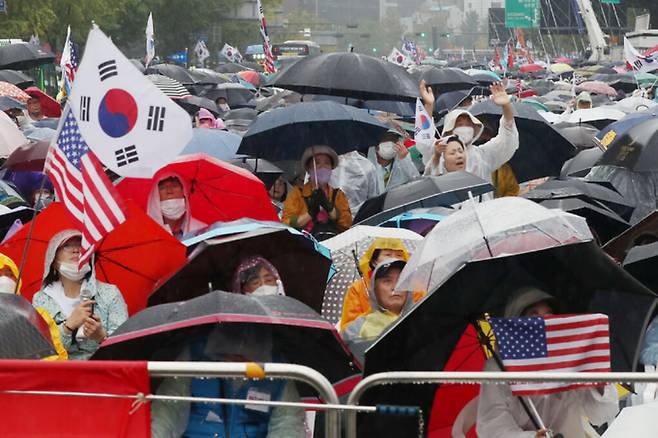 전군구국동지연합회와 태극기 국민혁명 운동본부 등 보수단체 회원들이 3일 오후 서울 중구 세종대로 일대에서 대규모 집회를 하고 있다. 뉴스1