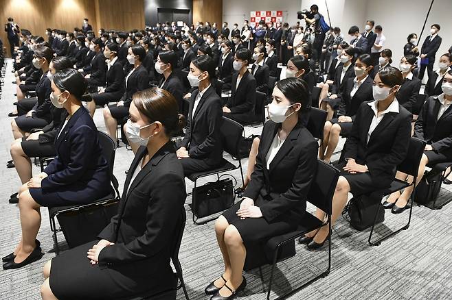 일본항공 입사 예정자 (도쿄 교도=연합뉴스) 3일 오후 일본 도쿄에서 열린 일본항공(JAL)의 내정 행사에서 채용 시험에 합격한 입사 예정자들이 정장 차림으로 의자에 앉아 있다.
