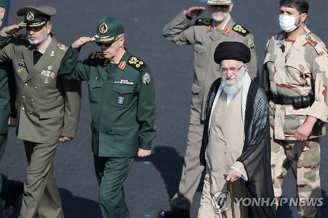 군 행사에 참석한 이란 최고 지도자 (테헤란 로이터=연합뉴스) 아야톨라 세예드 알리 하메네이 최고지도자가 3일(현지시간) 테헤란에서 열린 군 행사에 참석해 걷고 있다. 2022.10.3 photo@yna.co.kr