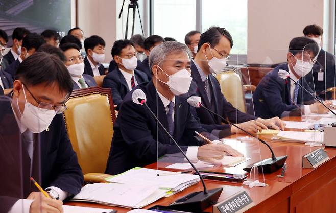 답변하는 이정관 한국토지주택공사 사장 직무대행. (사진=연합뉴스)