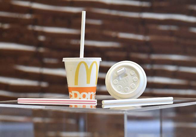 맥도날드에서 사용되는 플라스틱 컵과 빨대(사진= AFP통신)