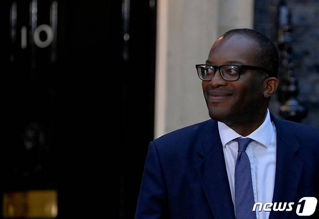 크와시 콰틍 영국 신임 재무장관. 아프리카 가나 이민 2세인 그는 영국 최초의 '흑인 남성' 재무장관이 됐다. 2022. 9. 6. ⓒ 로이터=뉴스1 ⓒ News1 최서윤 기자