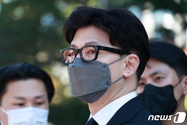 한동훈 법무부 장관이 27일 오후 서울 종로구 헌법재판소에서 열린 '검수완박'(검찰 수사권 완전박탈) 법안의 위헌 여부를 따지는 공개변론에 출석하며 취재진의 질문에 답하고 있다. (공동취재) 2022.9.27/뉴스1 ⓒ News1 이승배 기자