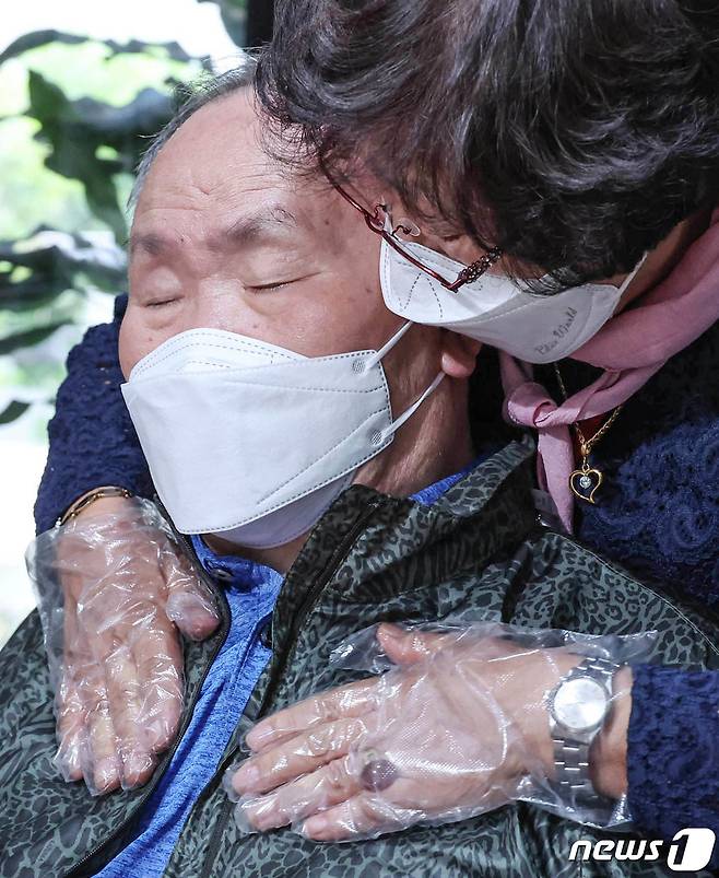 4일 서울 시립서부노인전문요양센터에서 입소자와 가족이 면회를 하고 있다. 방역당국은 코로나19 유행상황이 안정화로 접어들었다고 판단해 요양병원·시설, 정신병원·시설, 장애인시설 등 감염 취약시설의 대면 접촉 면회(대면 면회)를 이날부터 허용했다. 2022.10.4/뉴스1 ⓒ News1 사진공동취재단