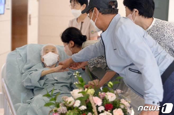 요양병원 등에서 대면 접촉 면회가 재개된 4일 오전 광주 북구 동행 재활 요양병원에서 보호자와 환자가 면회를 하고 있다. 대면 접촉 면회는 지난 7월25일 코로나 재유행으로 중단된지 72일 만에 재개됐다. 2022.10.4/뉴스1 ⓒ News1 이승현 기자