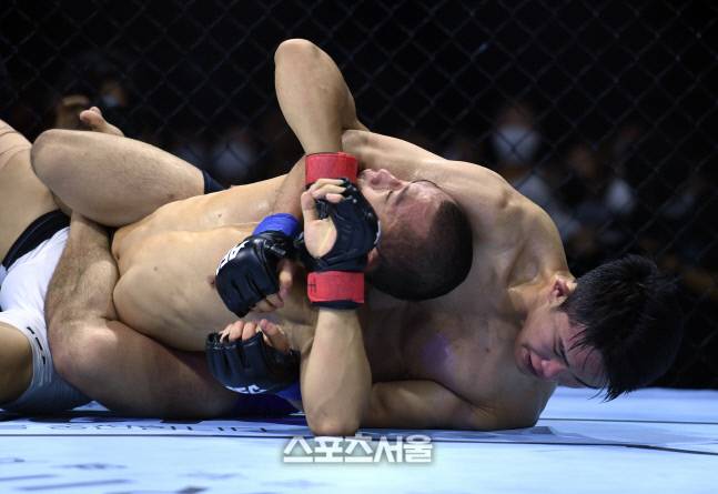 박재현이 김상욱을 초크로 압박하고 있다. 이주상기자 rainbow@sportsseoul.com