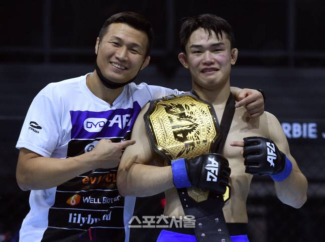 케이지에서 정찬성이 박재현과 함께 기뻐하고 있다. 이주상기자 rainbow@sportsseoul.com