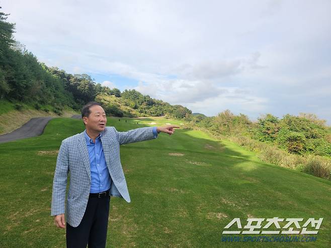 제주 우리들CC는 한라산 남쪽 기슭에 자리하고 있다. 이유성 대표가 서귀포 앞 바다 쪽을 바라보고 있다. 서귀포=민창기 기자