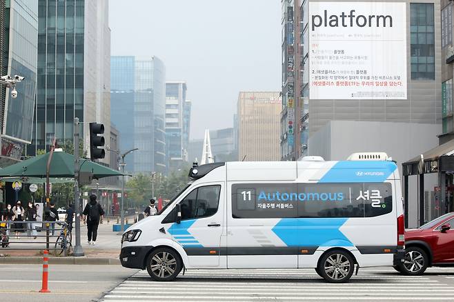 9월 29일 경기 성남시 판교역 인근 도로에서 현대자동차의 자율주행 및 인공지능(AI) 기술을 결합한 '로보셔틀'이 도로주행을 하고 있다./뉴스1