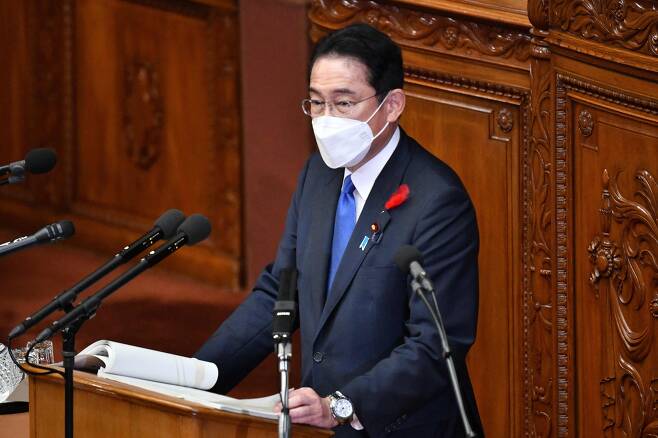 기시다 후미오 일본 총리가 3일 도쿄에서 임시국회 소신 표명 연설을 하고 있다. 그는 한국을 "국제사회의 다양한 과제에 대한 대응에 협력해야 할 중요한 이웃 나라"라고 규정했다./도쿄 AFP=연합뉴스
