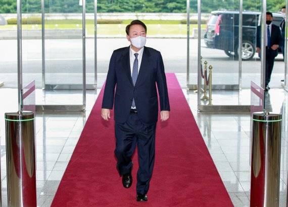 윤석열 대통령이 4일 오전 용산 대통령실로 출근하고 있다. /사진=뉴스1화상