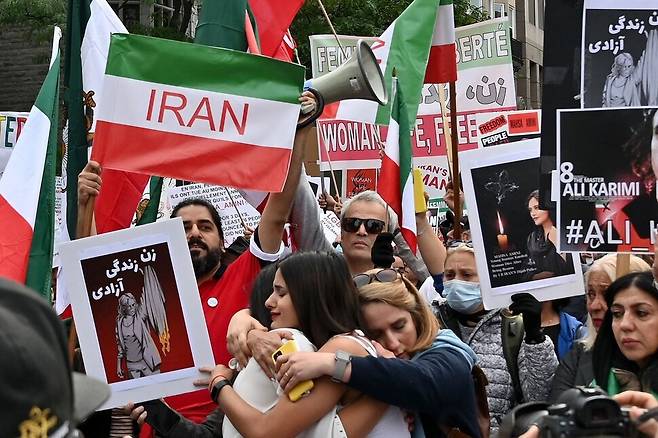 1일(현지시각) 캐나다 퀘벡주 몬트리올에서 열린 이란 연대 시위에 참여한 여성들이 포옹하고 있다. 몬트리올/AFP 연합뉴스