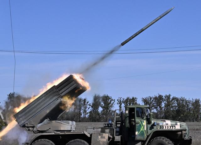 3일 우크라이나 도네츠크 전선에서 병사가 러시아군을 향해 BM-21 그라드 다연장 로켓을 발사하고 있다. 도네츠크=AFP 연합뉴스