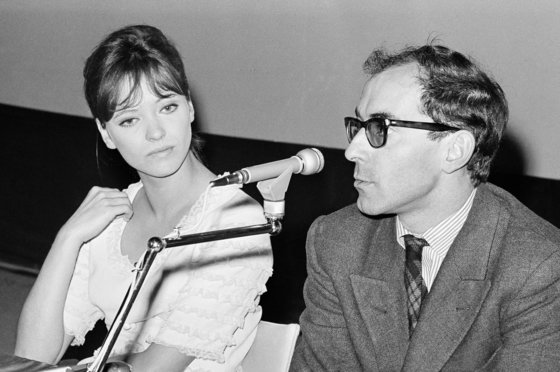 누벨 바그의 중요 배우이자 첫 부인이었던 안나 카리나(왼쪽)와 1965년 베니스영화제에 참석한 고다르. [AP=연합뉴스]